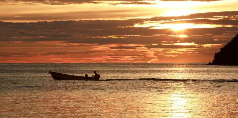 Kolumbien_Providencia_Boot im Sonnenuntergang_Latin America Tours