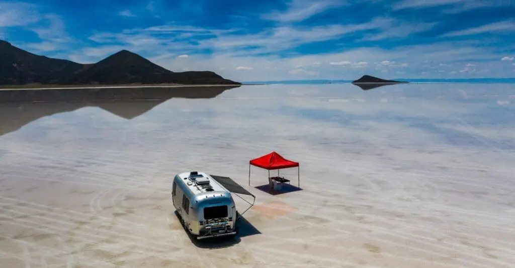 Bolivien, Uyuni Airstream-Camper, Frühstück Luftaufnahme, Latin America Tours