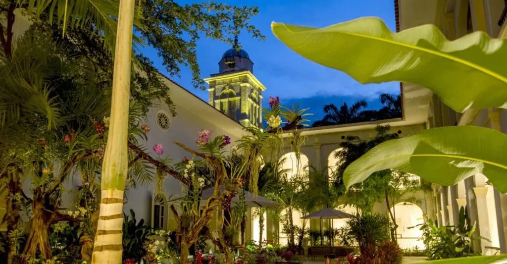 Ecuador, Hotel del Parque, Patio Abendstimmung, Latin America Tours