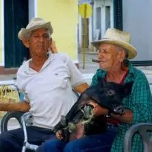 Kuba, zwei alte Maenner mit Schwein, Latin America Tours