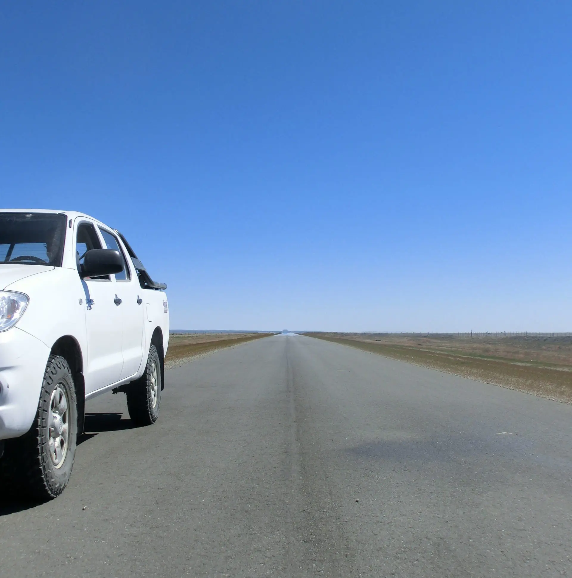 Argentinien, Patagonien, Mietwagen auf gerader Strasse, Latin Amrerica Tours