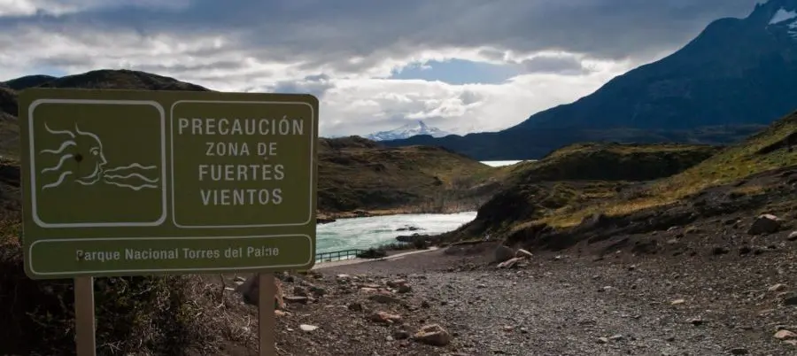 Chile, Patagonien, Torres del Paine, Strassenschild mit Windwarnung, Latin America Tours