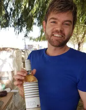 Argentinien, Mendoza, Tanael Michel mit Weinflasche, Latin America Tours, Reisen