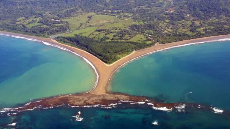 Costa Rica, Dominical-Uvita, Luftaufnahme der Walflosse von Uvita im Marino Ballena Nationalpark, Latin America Tours