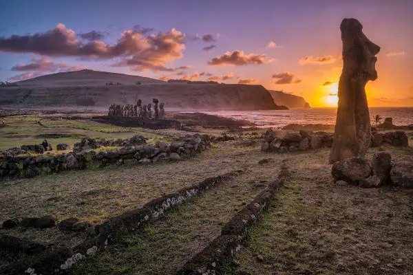 Chile, Osterinsel, Steinfiguren im Sonnenuntergang, Reisen, Latin America Tours