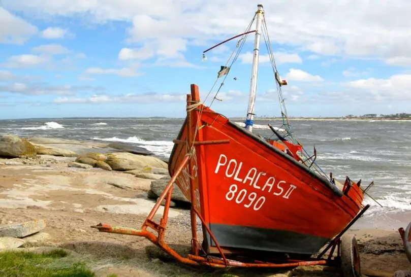 Uruguay, rotes Boot am Strand, Latin America Tours, Reisen