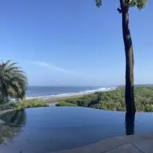 Costa Rica_Lagarta Lodge_Infinity Pool_Aussicht auf Strand