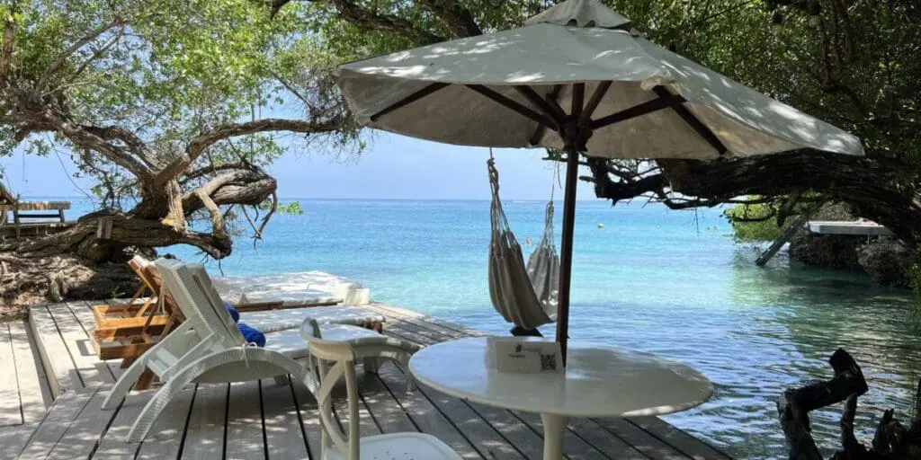 Kolumbien, Coralina Island, Karibik, Liegestühle am Wasser, Latin America Tours, Reisen