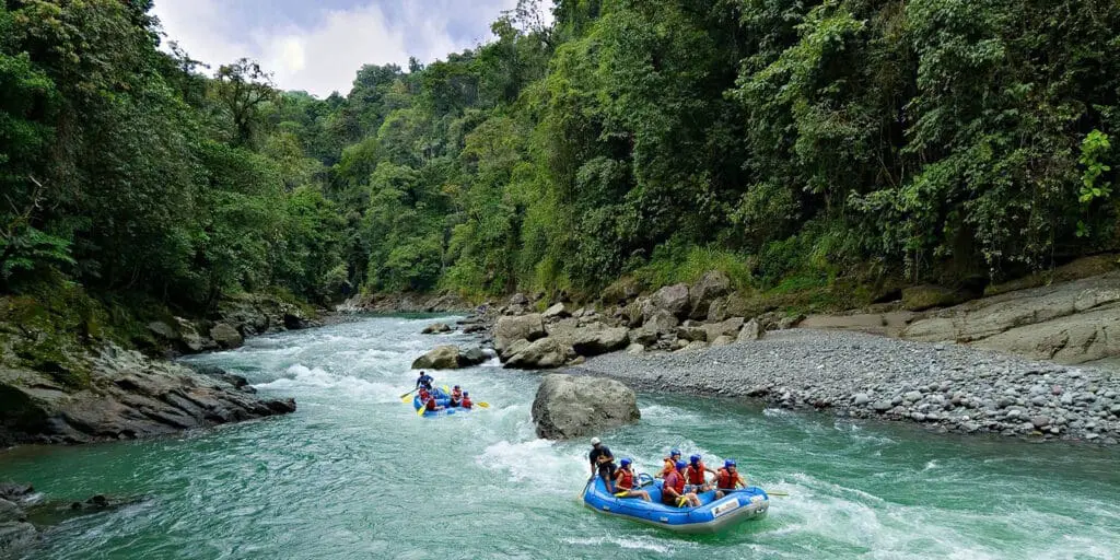 Costa Rica, Pacuare Lodge, River Rafting, blaue Boote im Fluss, Latin America Tours, Reisen