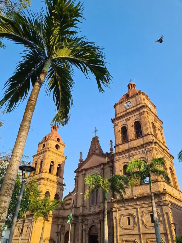 Bolivien, Santa Cruz, Kirche und Palmen, Latin America Tours, Reisen