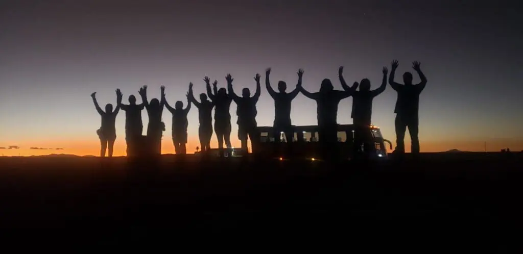 Bolivien, Uyuni, Eisenbahnfriedhoft, Gruppe nach Sonnenuntergang, Latin America Tours, Reisen