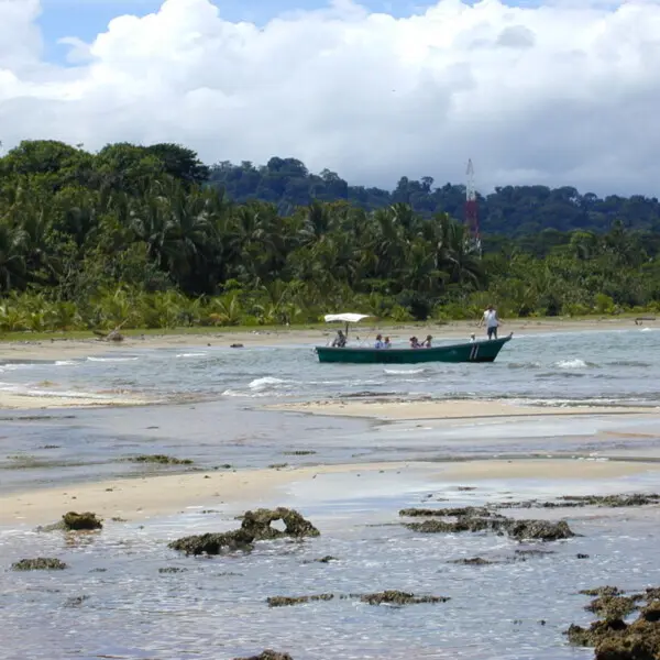 Costa Rica, Boot an dschungelbewachsenem Strand, Latin America Tours, Reisen