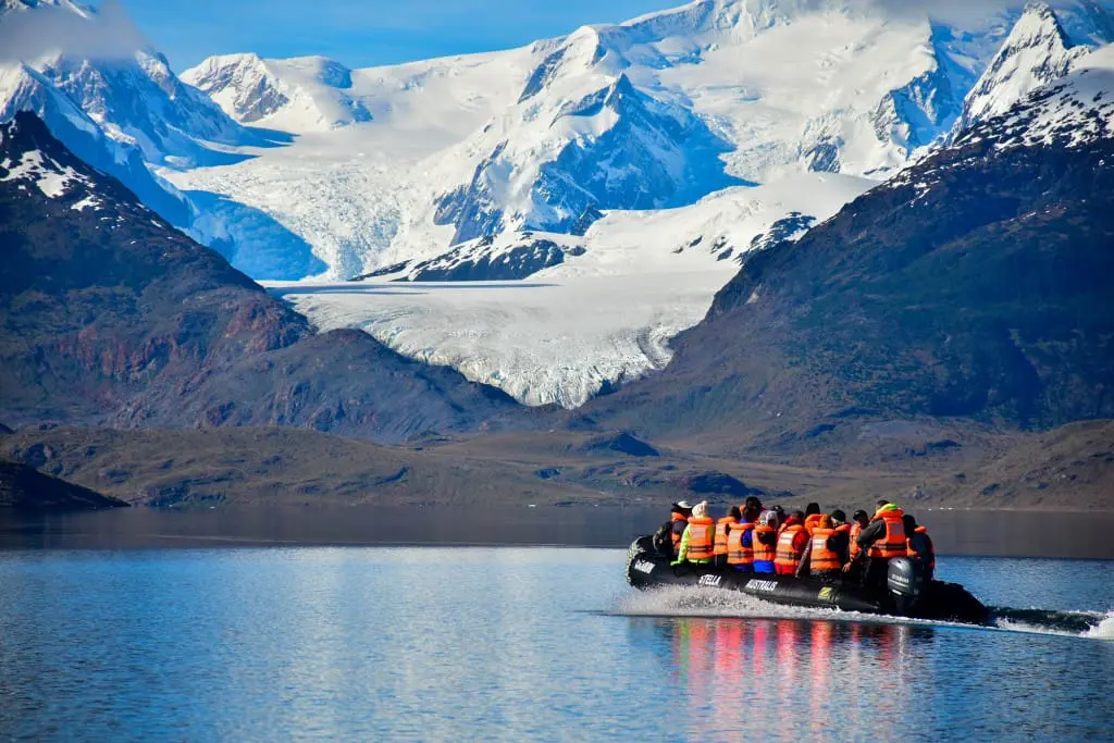 Argentinien, Chile, Australis, Gruppe von Reisenden in Zodiac in Patagonien, Gletscher, Latin America Tours Argentinien, Chile, Australis, Gruppe von Reisenden in Zodiac in Patagonien, Gletscher, Latin America Tours
