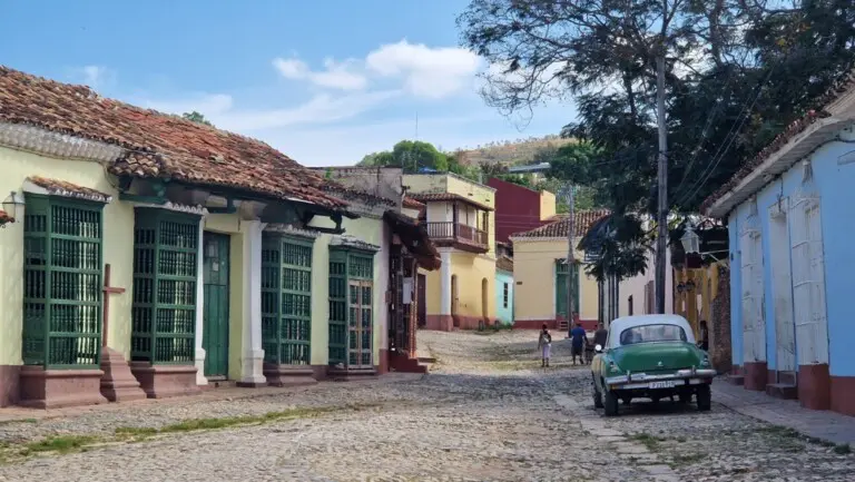 Kuba, Strasse in Trinidad mit bunten Häusern, Latin America Tours, Reisen
