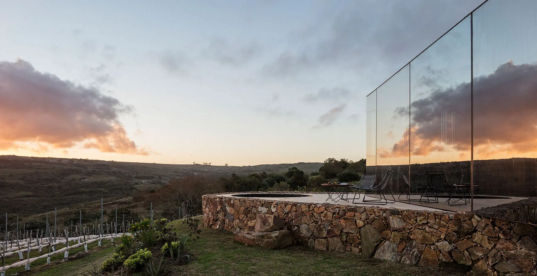 Uruguay, Sacromonte Weingut, Terrasse Bungalow mit eigenem Pool und Aussicht, Latin America Tours