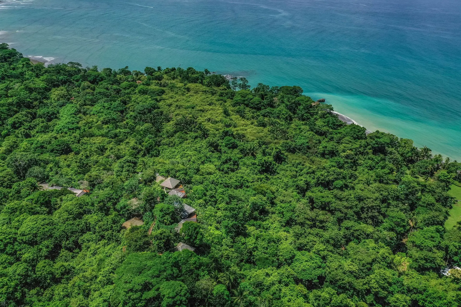 Costa Rica, Lapa Rios Lodge, Luftansicht mit Meer