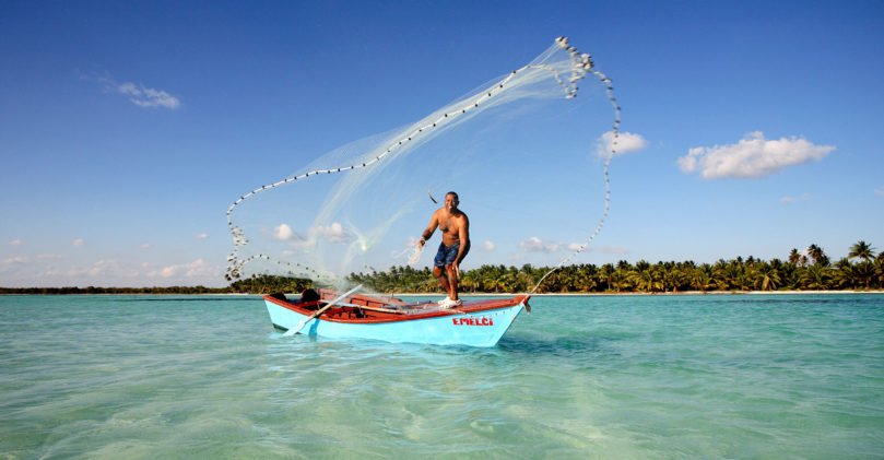 Dominikanische Republik, Fischer im Boot, Latin America Tours