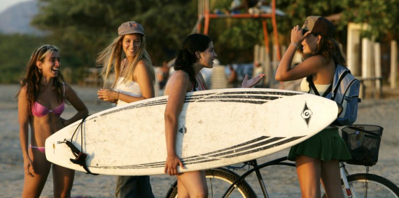 Costa Rica, junge Surferinnen am Strand, Latin America Tours