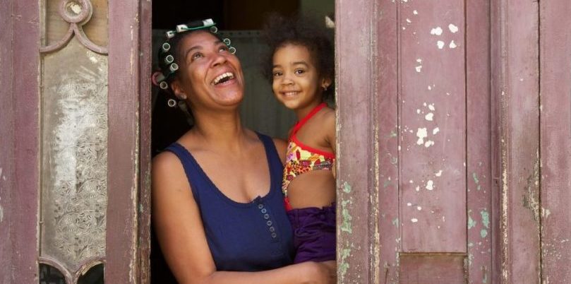 Kuba, Frau mit Kind in Haustür, Havanna, Latin America Tours