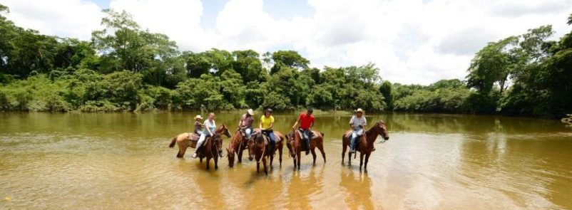 Belize, Reiter im Fluss, Reiten, Latin America Tours, Reisen