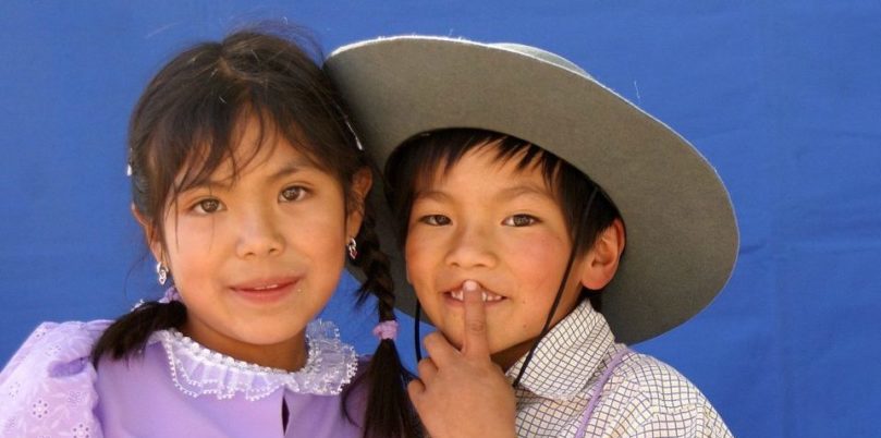 Bolivien, Junge und Mädchen in Tracht, Reisen, Latin America Tours