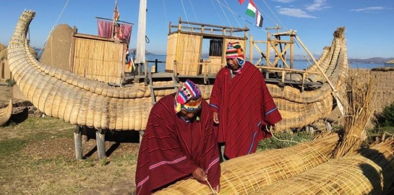 Bolivien, Männer bauen Schilfschiff, Titicacasee, Latin America Tours, Reisen