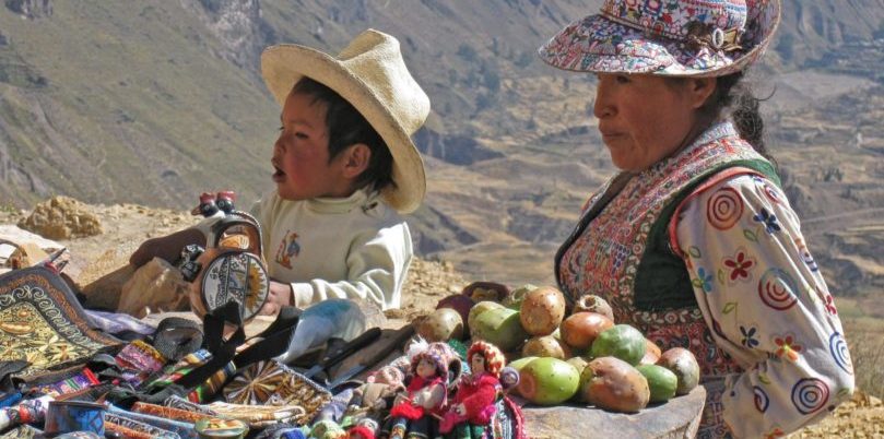 Peru, einheimische Frau und Junge mit Waren, Anden, Latin America Tours, Reisen