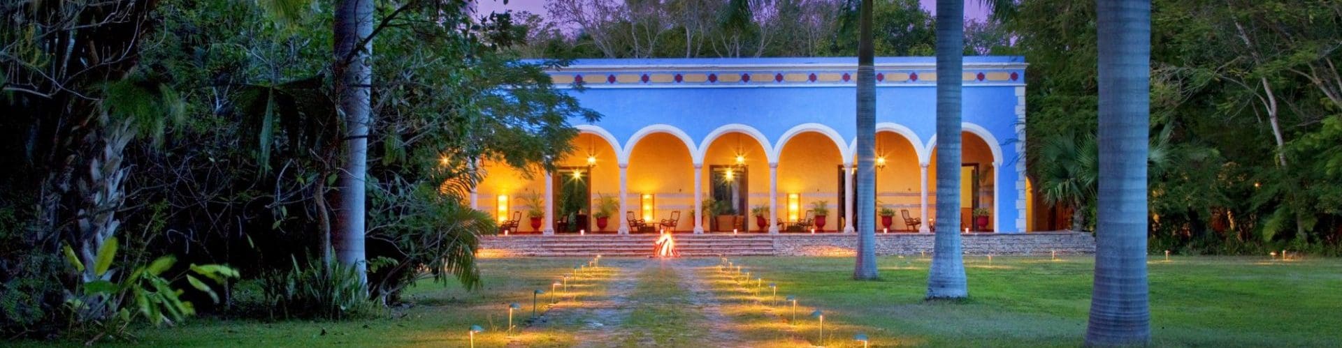 Mexiko, Hacienda Santa Rosa, Aussenansicht Palmenallee bei Nacht, Latin America Tours, Reisen