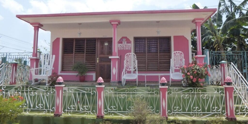 Kuba, Casa Particular, pinkfarbenes Haus, Vinales, Latin America Tours, Reisen