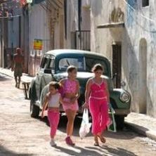 Kuba, Strassenszene, Mädchen, Oldtimer, Latin America Tours