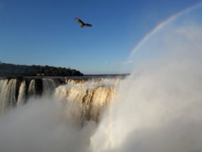 Argentinien, Iguazu Wasserfälle mit Regenbogen, Latin America Tours