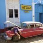 Kuba, Automechaniker flickt altes Auto, Latin America Tours