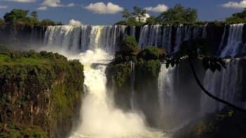 Argentinien, Iguazu Wasserfälle bei blauem Himmel, Latin America Tours