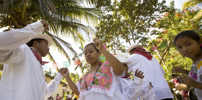 Belize, Palamar Tänzer in weissen Kostümen, Latin America Tours, Reisen
