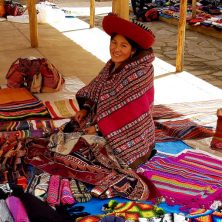 Peru, Chinchero, Marktfrau mit bunten Stoffen, Latin America Tours, Reisen