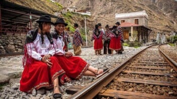 Ecuador, Bahnhof Gleise, Bahnhofszene mit Einheimischen in Tracht, Latin America Tours