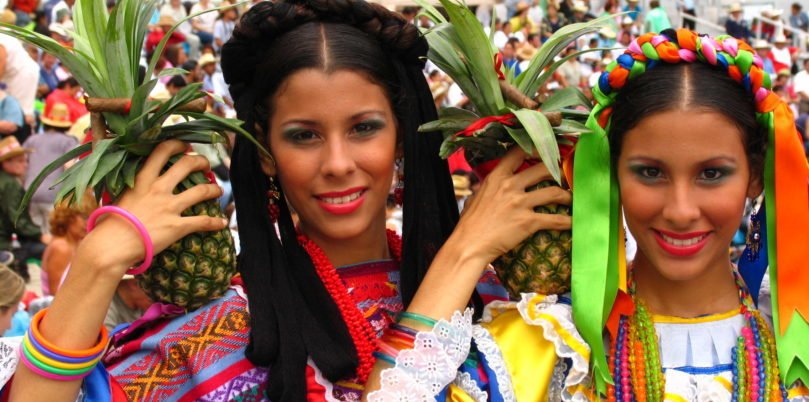Mexiko, Karneval, Frauen mit bunten Kostümen, Latin America Tours