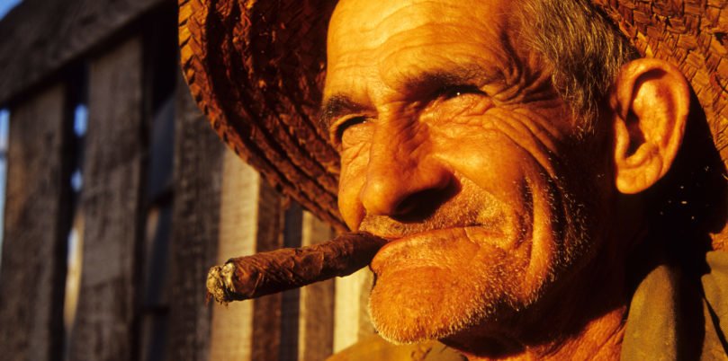 Kuba, alter Mann mit Zigarre, Latin America Tours