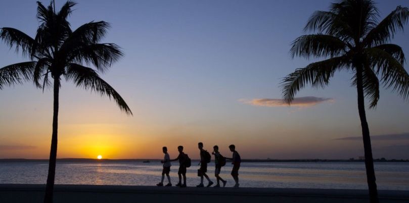 Kuba, Leute am Strand bei Sonnenuntergang, Latin America Tours