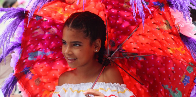 Kolumbien, Mädchen mit buntem Schirm Latin America Tours