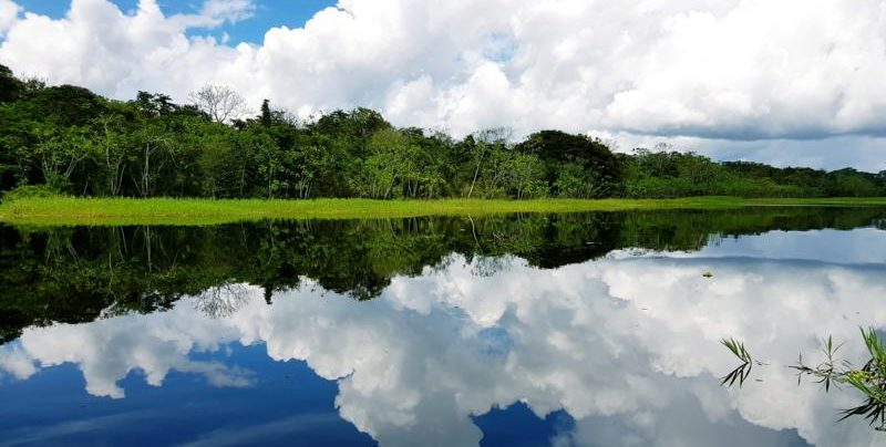 Peru, Amazonas, Wolkenspiegelung am Fluss, Latin America Tours