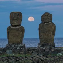 Chile, Osterinsel, Moai Figuren in Abenddämmerung, Latin America Tours