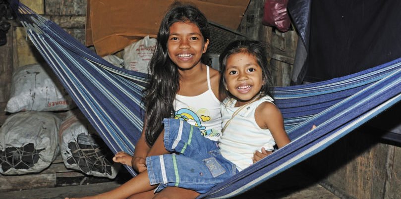Kolumbien, Mädchen in Hängematte am Amazonas, Latin America Tours