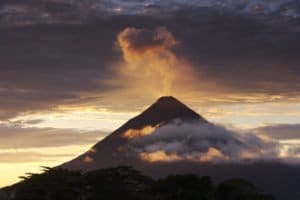 Costa Rica, Vulkan Arenal bei Sonnenuntergang, Latin America Tours