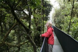 Costa Rica, Touristin im Regenwald, Latin America Tours