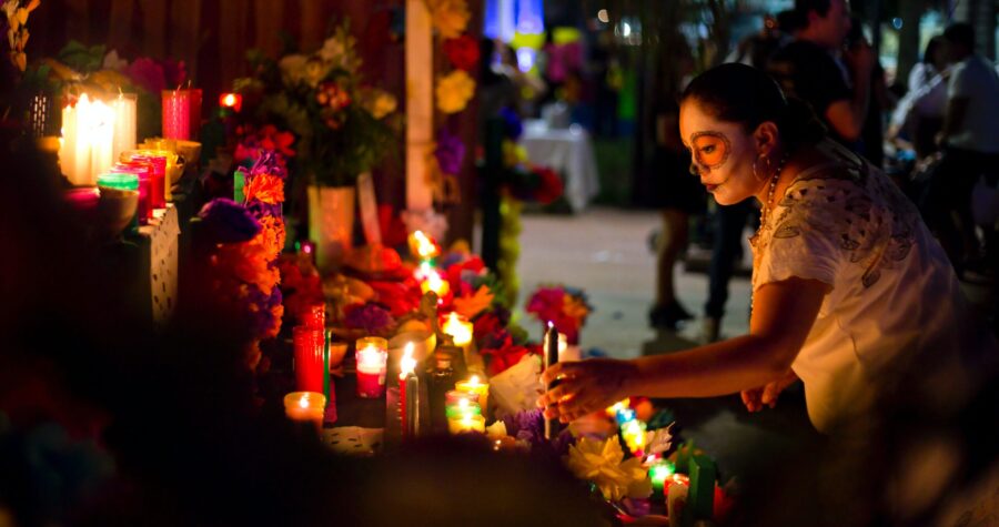 Mexiko, Latin America Tours, Tag der Toten, Frau am geschmückten Altar, Dia de los Muertos