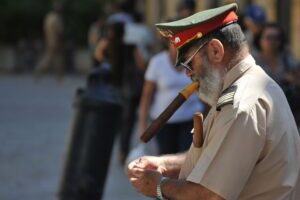 Kuba, Latin America Tours, A lo Cubano, Havanna, Polizist mit Zigarre, Reisen