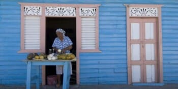 Dominikanische Republik, Frau verkauft Gemüse, Farbiges Haus, Tobias Hauser, Latin America Tours