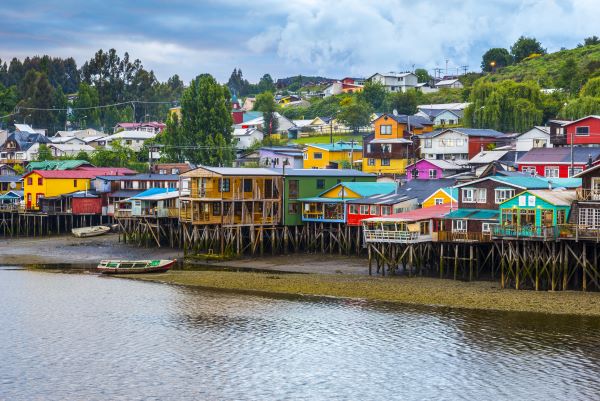 Chile, Chiloe, Dorf mit bunten Häusern auf Stelzen, Latin America Tours, Reisen