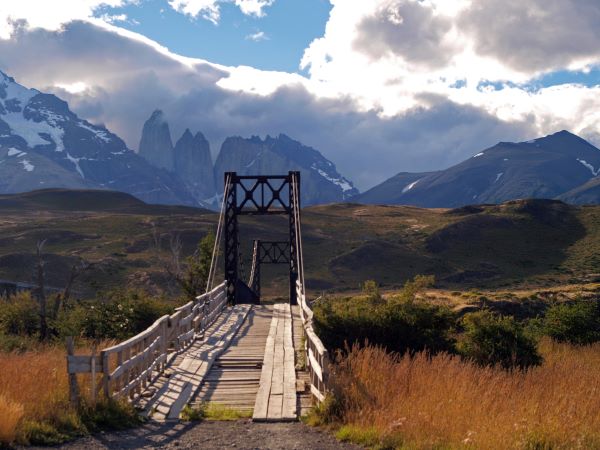 Chile, Torres del Paine Nationalpark, Holzbrücke Latin America Tours, Reisen